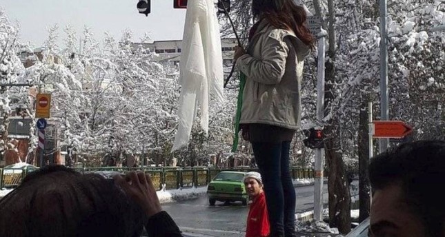 إيرانية خلعت حجابها في شارع الثورة