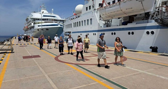 7 آلاف و500 سائحاً أجنبياً يصلون إلى منطقة قوش أداسي بولاية أيدين غربي تركيا على متن سفن سياحية صورة: الأناضول