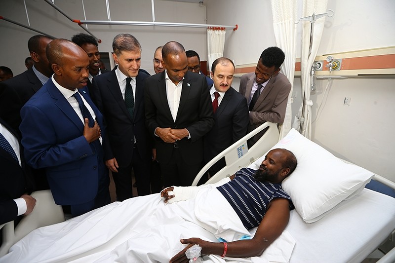 Somali Prime Minister Hassan Ali Khayre (3rd from the right) visits Somali man injured in the deadly terror attack in Mogadishu, Oct. 26, 2017 (AA Photo)