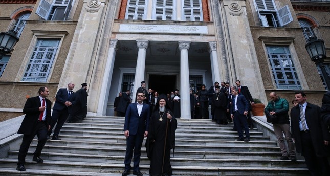 رئيس الوزراء اليوناني ألكسيس تسيبراس أمام مدرسة الرهبان في جزيرة هيبلي أدا بإسطنبول الأناضول