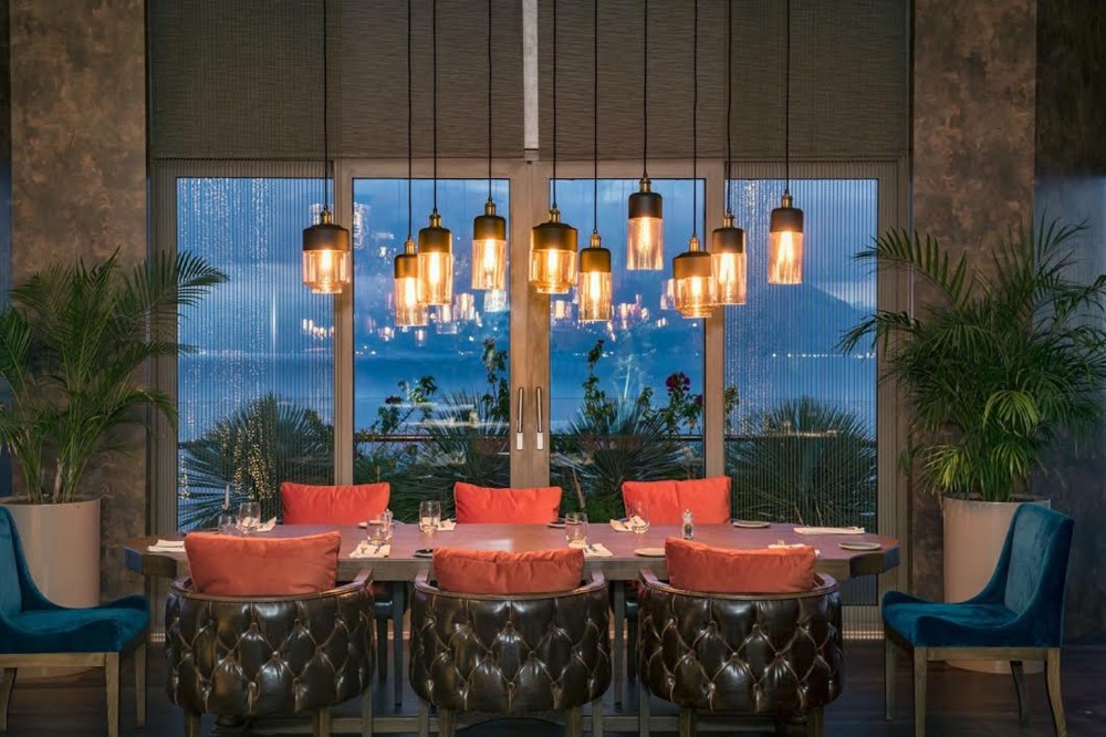 u201cAsmani,u201d which means u201cbelonging to the skyu201d in old Ottoman Turkish, is a restaurant that literally dominates the sky with its position on the top of Akra Hotel.