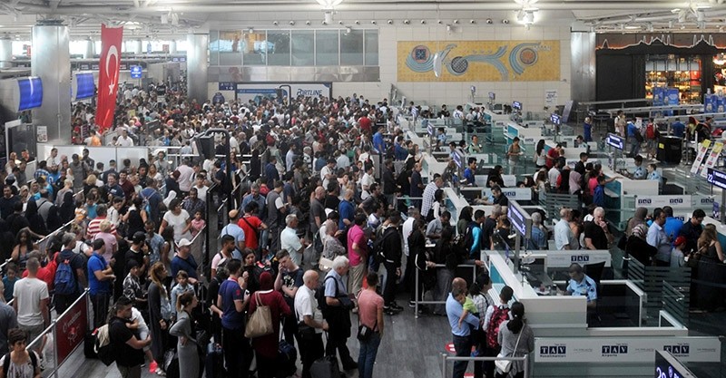 Passport queue at Istanbul Atatu00fcrk Airport (AA File Photo)