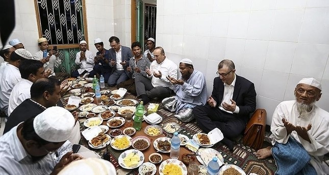 وزير الخارجية التركي مولود جاويش أوغلو يتناول الافطار في سيتوي عاصمة ولاية أراكان في ميانمار برفقة نحو 4 آلاف شخص من مسلمي الروهينغيا