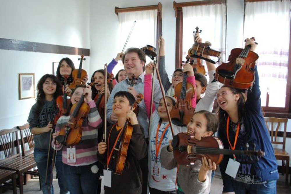 CAKA is an educational project, where renowned violin virtuoso Au015fku0131n addresses the students as his ,little friends.,