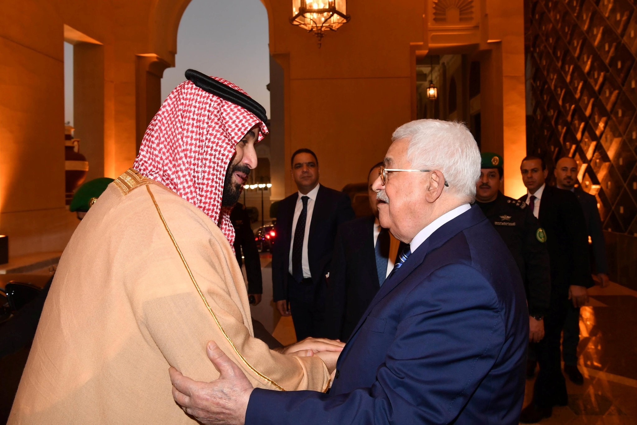 Saudi Arabia's Crown Prince Mohammed Bin Salman welcomes Palestinian President Mahmoud Abbas in Riyadh, Saudi Arabia December 21, 2017. (Reuters Photo)