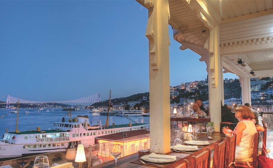 Sur Balu0131k is one of the most iconic fish restaurants in the city. It also has locations in Ankara and Nevu015fehir. 