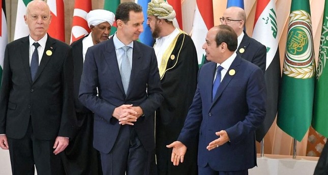 الرئيس المصري عبد الفتاح السيسي يتحدث مع رئيس النظام السوري بشار الأسد قبل قمة جامعة الدول العربية في جدة، السعودية، 19-5-2023 صورة: رويترز