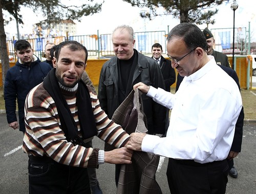 Deputy PM Bozdağ gives jacket as gift to cold man in Turkey's Yozgat province