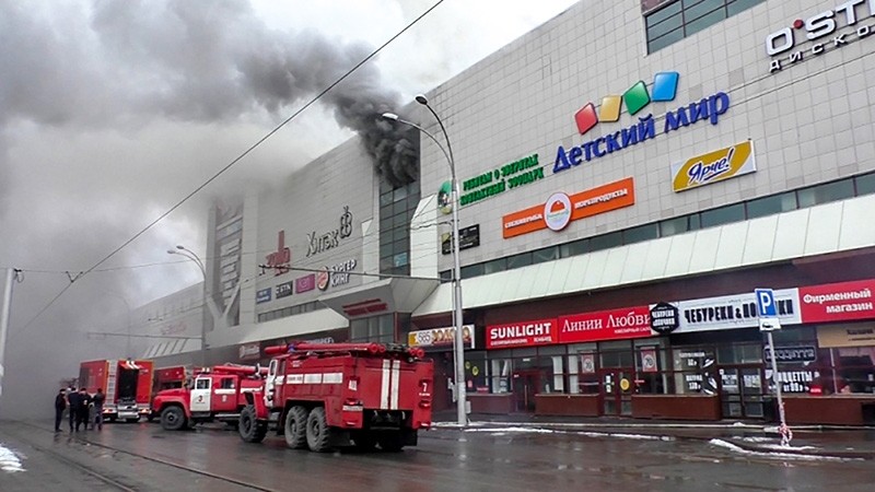 This handout picture released by The Russian Emergency Situations Ministry on March 25, 2018, shows emergency vehicles as they gather outside a burning shopping centre in Kemerovo. (AFP Photo)