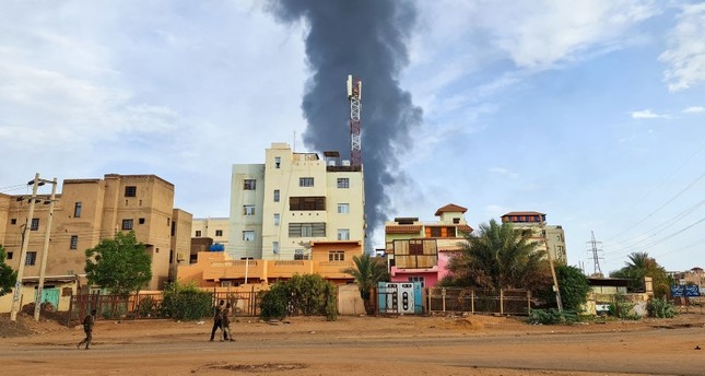 يتصاعد الدخان خلف المباني جراء تجدد الاشتباكات في الخرطوم قبل ساعات من دخول هدنة جديدة حيز التنفيذ 9-6-2023 صورة: AFP