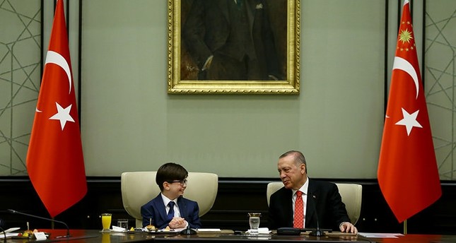 أردوغان يسلم مهام منصبه مؤقتاً لطفل في الثانية عشرة من عمره