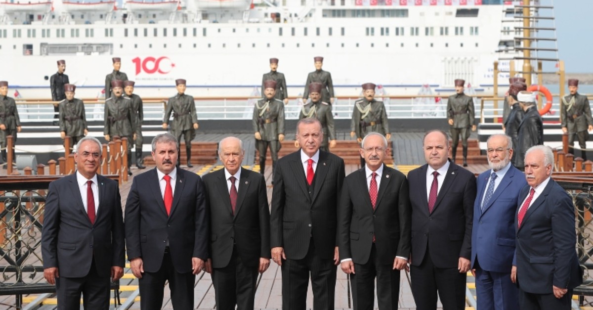 President Erdou011fan (C) poses with leaders of Turkey's political parties after the special ceremony marking 100th anniversary of Turkish Independence Day, Samsun, May 19, 2019. (AA Photo)