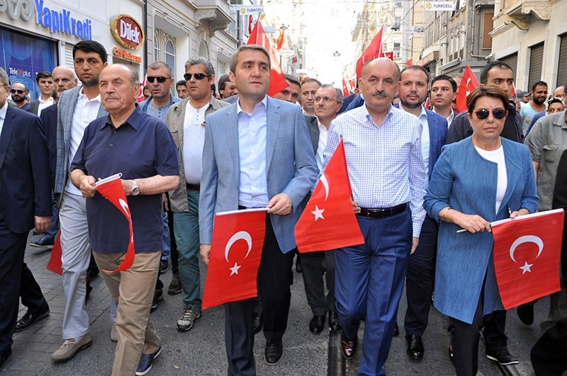 AK-Partei Delegierte gehen auf der Istiklal-Straße zur Kundgebung. (IHA Foto)