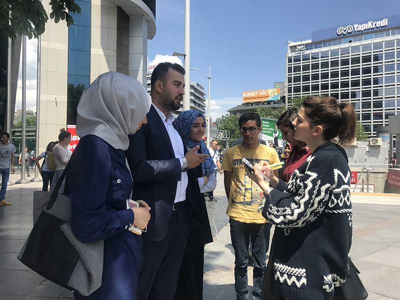 Young voters in capital Ankara speak with Daily Sabah's Gu00fclu00e7e Bau015fkaya (R).