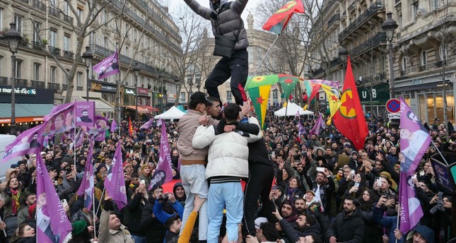 رجل يلوح بلافتة تحمل صورة عبد الله أوجلان زعيم بي كي كي الإرهابي، في مسيرة، باريس، فرنسا، 6/01/2024 الفرنسية