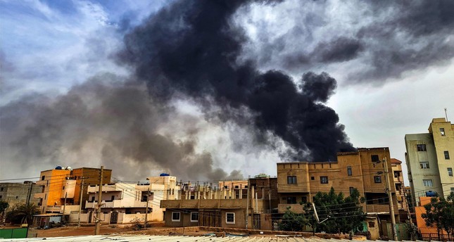 أعمدة الدخان تتصاعد من حريق في مستودع للأخشاب في جنوب الخرطوم، السودان، 7-6-2023  صورة: AFP