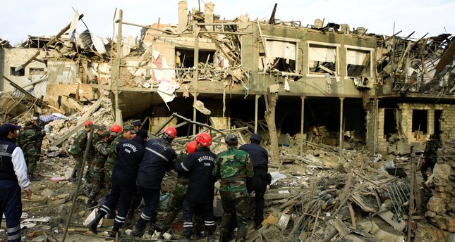 فرق الإنقاذ تحاول إنقاذ الضحايا عقب قصف أرمينيا مدينة كنجة الأذربيجانية  رويترز