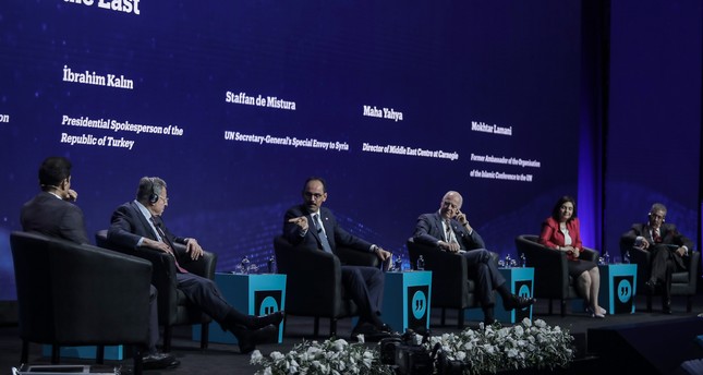 Former Lebanese PM Fouad Siniora, Turkish Pres Spox Ibrahim Kalın, UN Syria Envoy Staffan de Mistura, Carnegie Middle East Center Director Maha Yahya and former OIC UN envoy Mokhtar Lamani attend a panel at the TRT World Forum, Oct. 4, 2018. (DHA)