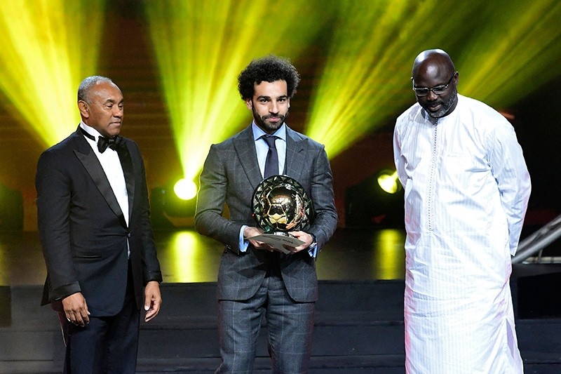 Confederation of African Football (CAF) Pres. Ahmad Ahmad (L) poses after handing the 2018 African Footballer of the Year Award to Liverpool Egyptian forward Mohamed Salah (C) past Liberian Pres. George Weah in Dakar on Jan. 9, 2019. (AFP Photo)