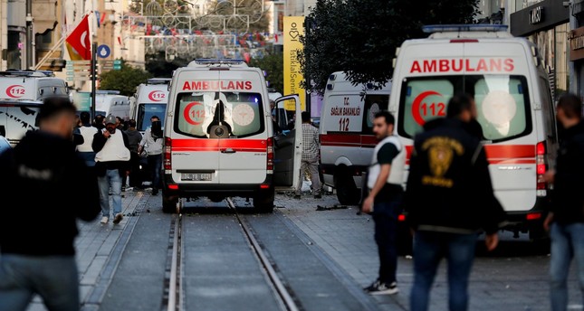 سيارات الإسعاف ورجال الشرطة في مكان الحادث بعد انفجار في شارع الاستقلال المزدحم  بمنطقة تقسيم في اسطنبول ، تركيا ، 13 نوفمبر/ تشرين الثاني 2022. رويترز