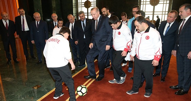 أردوغان يستقبل لاعبي فريق متلازمة داون ويسدد الكرة لحارسهم