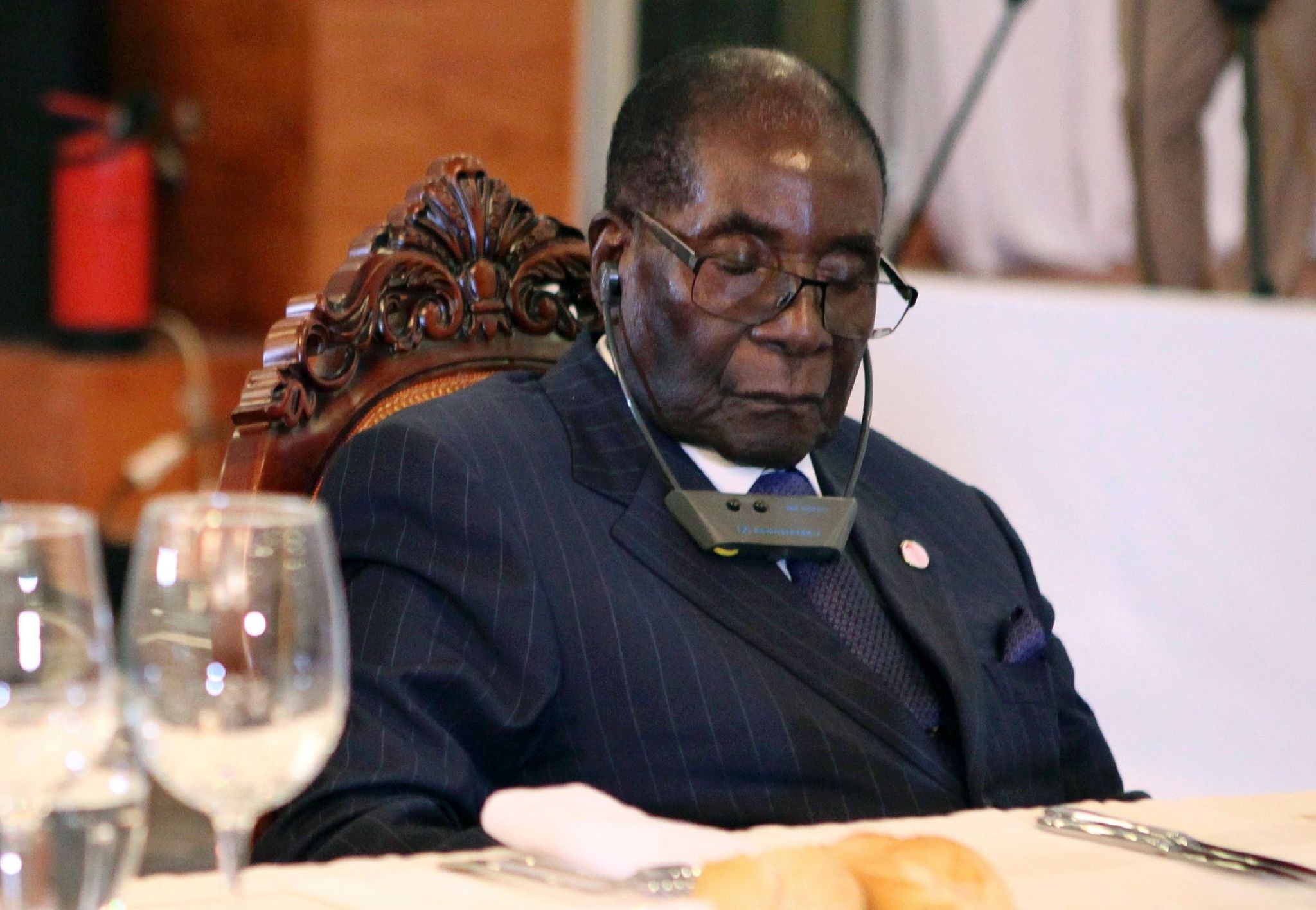 This file photo taken on January 13, 2017 shows Zimbabwe President Robert Mugabe (R) attending a State Dinner for the Africa-France Summit with the Rwandan president in Bamako on January 13, 2017. (AFP Photo)