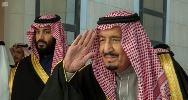 العاهل السعودي الملك سلمان بن عبد العزيز ومن خلفه ولي العهد الأمير محمد بن سلمان أرشيف