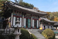 Although Hwagyesa Temple is located in the heart of Seoul, the surrounding mountains and landscapes offer an escape from the urban life. 