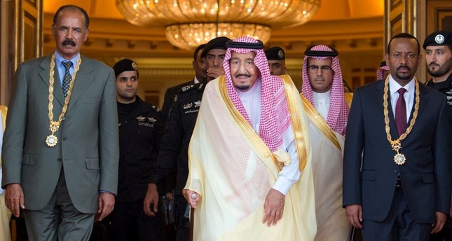 العاهل السعودي يتوسط الرئيس الأريتيري يسار ورئيس الوزراء الأثيوبي رويترز