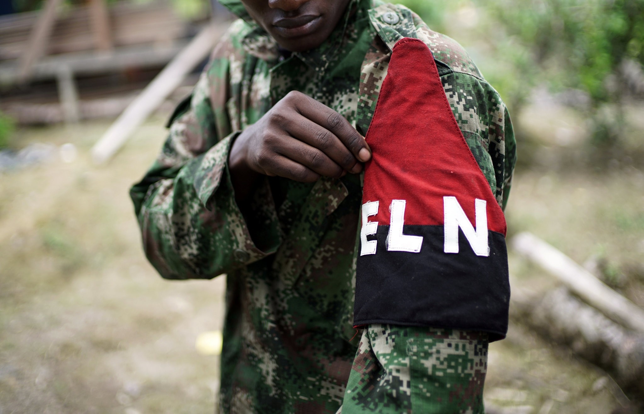 A rebel of Colombia's Marxist National Liberation Army (ELN) shows his armband while posing for a photograph, in the northwestern jungles, Colombia August 31, 2017. Picture taken August 31, 2017. (REUTERS Photo)