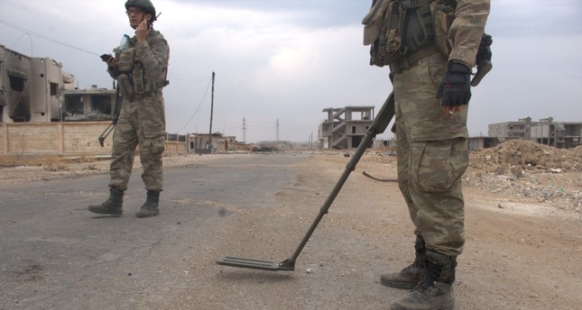 وحدات من الجيش التركي تقوم بمسح للألغام من الأرشيف