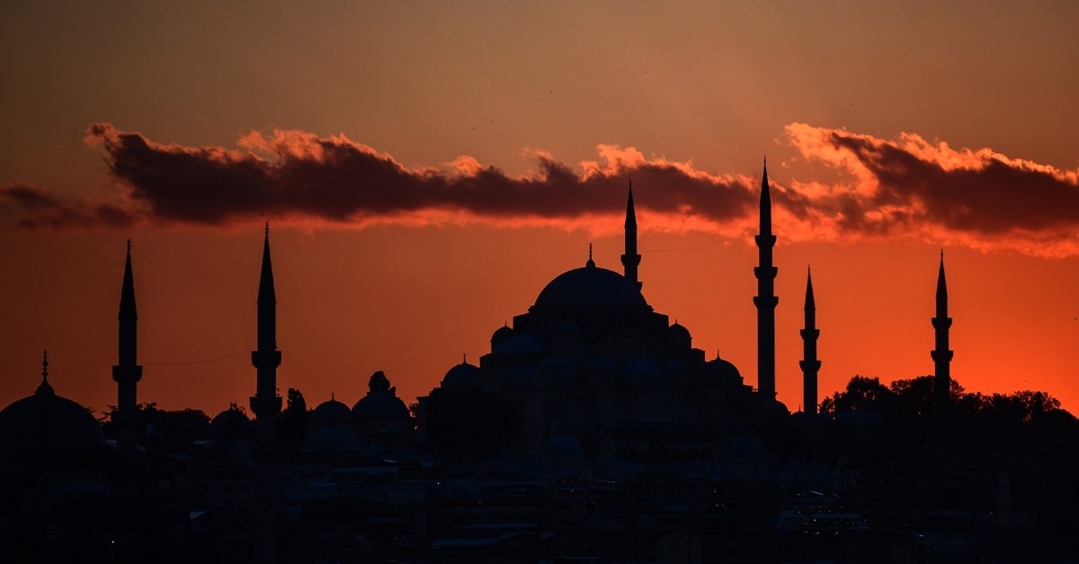 The Su00fcleymaniye Mosque (right) and the New Mosque, at sunset in Istanbul, October, 2017. (AFP Photo)