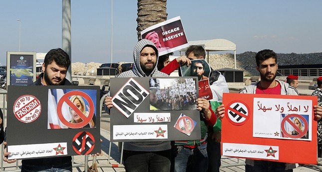 جنبلاط ينتقد تصريحات ماري لوبان ومظاهرات ضدها في بيروت