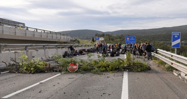 المحتجون قطعوا الطريق الدولية المؤدية إلى فرنسا الفرنسية