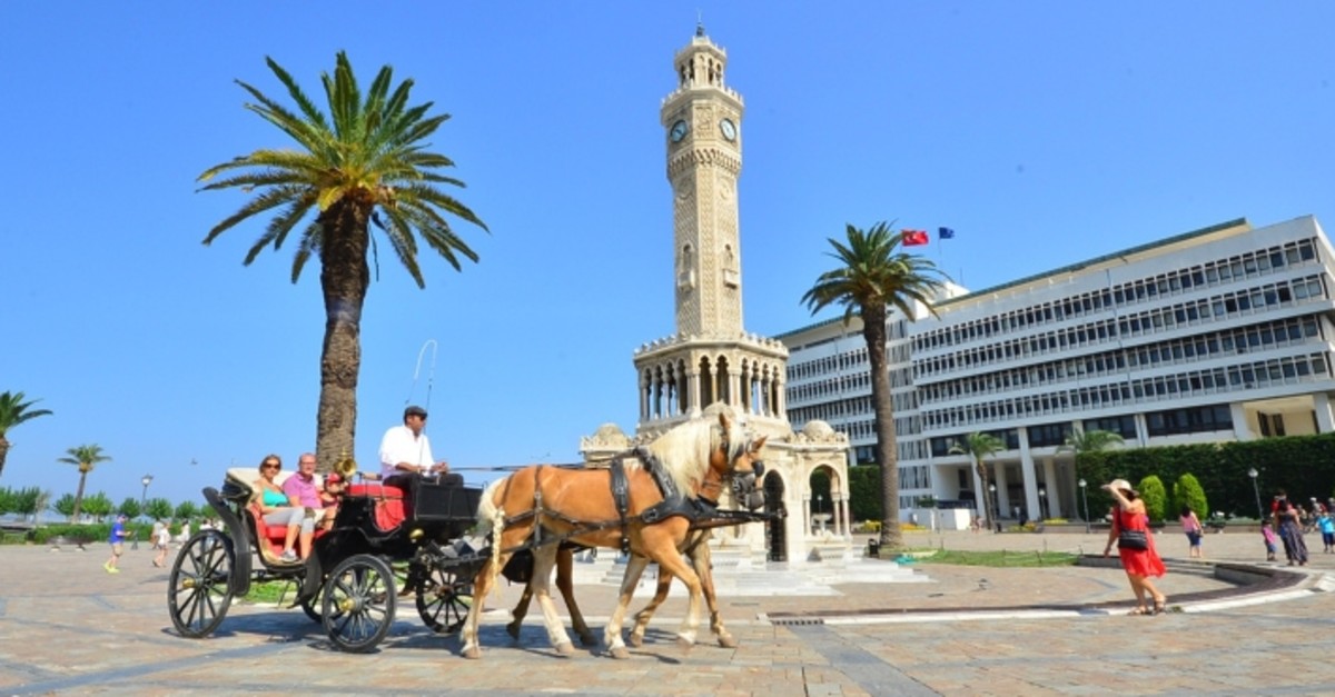 Izmir becomes the latest Turkish city to ban horse carriages | Daily Sabah