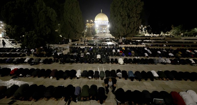 آلاف الفلسطينيين يؤدون أول صلاة تراويح في المسجد الأقصى الأناضول