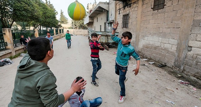 أطفال يلعبون الكرة في شوارع عفرين بعد تحريرها من إرهابيي ب ي د