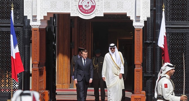 أمير قطر في استقبال رسمي لماكرون بالدوحة الفرنسية