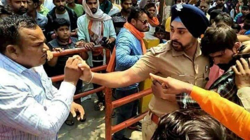 Sikh police officer Gagandeep Singh saves Muslim man from mob in Ramnagar district, Uttarakhand state, India. (Image from Twitter)
