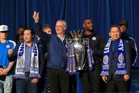 Leicester City's manager Claudio Ranieri holds the trophy alongside Chairman Vichai Srivaddhanaprabha (R) during celebrations for winning the English Premier league title at Victoria Park May 16, 2016. (AP Photo)