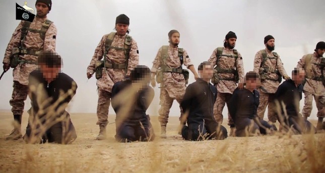 صورة من مقطع فيديو دعائي نشر في 16 نوفمبر / تشرين الثاني 2014 يُزعم أنه يُظهر أعضاء في تنظيم داعش يستعدون لقطع رؤوس 15 رجلاً الفرنسية