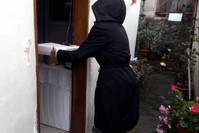 Istanbul's ,Robin Hood, sent wedding gifts to a woman who wanted to marry off her son via one of his fellow aides, seen in the photo dressed in black. (DHA Photo)