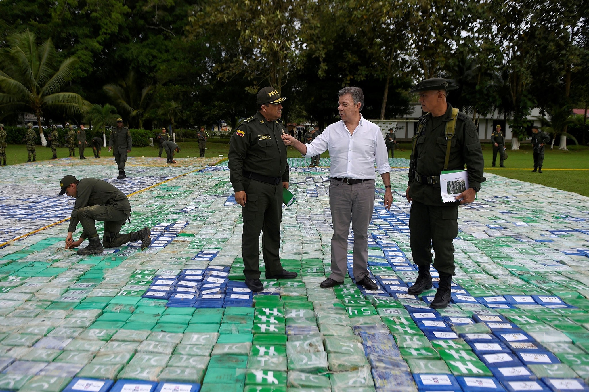 Colombia's President Juan Manuel Santos looks on after the seizure of more than 12 tons of cocaine in Apartado, Colombia November 8, 2017. (REUTERS Photo)