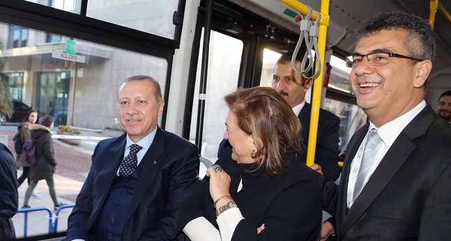 أردوغان يستقل حافلة كهربائية من صناعة تركية في إسطنبول