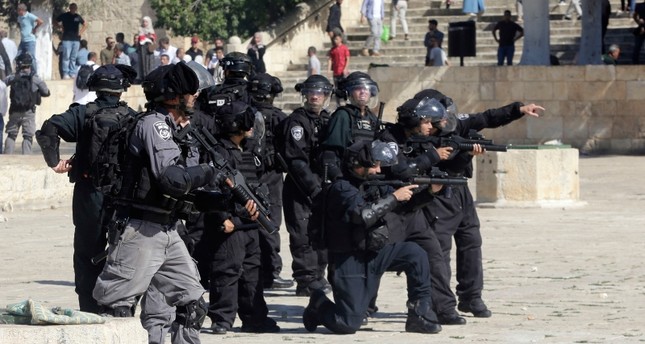 قوات إسرائيلية تقمع المظاهرات في المسجد الأقصى AP