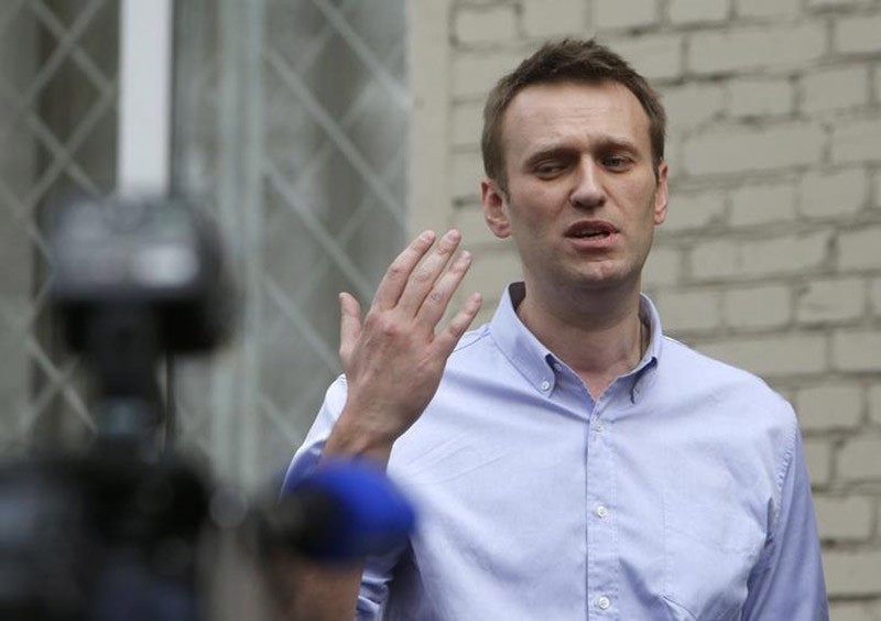 Opposition leader Alexei Navalny talks to the media after leaving a justice court building in Moscow, April 22, 2014. (Reuters Photo)