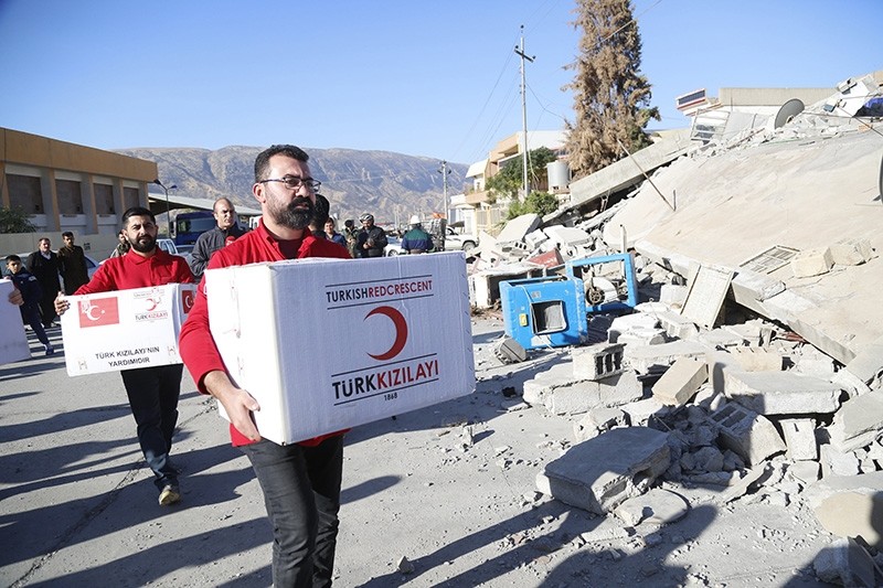 Turkish Red Crescent reported the arrival of 32 more aid trucks to quake-hit northern Iraq on Nov. 14, 2017. (AA Photo)
