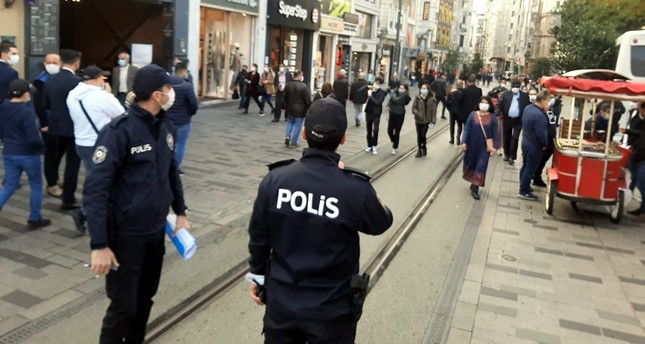 دوريات للشرطة للوقوف على تطبيق إجراءات التباعد الصحي في اسطنبول