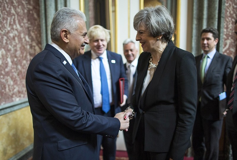 Prime Minister Binali Yu0131ldu0131ru0131m meets with Britain's Prime Minister Theresa May, ahead of the Somalia Conference, in London, Thursday, May 11, 2017 (AP Photo)