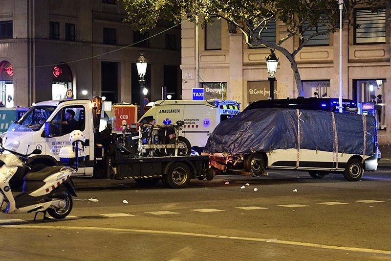 The van who plowed into the crowd, killing at least 13 people and injuring around 100 others is towed away from the Rambla in Barcelona on Aug. 18, 2017. (AFP Photo)
